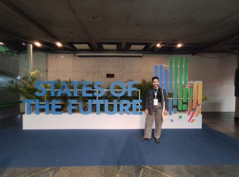 Juliana Cunha em frente ao letreiro do States of the Future.