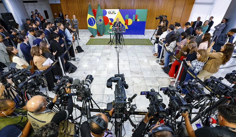 A imagem apresenta o Presidente da República, Luiz Inácio Lula da Silva durante coletiva de imprensa. Palácio do Planalto, Brasília - DF.